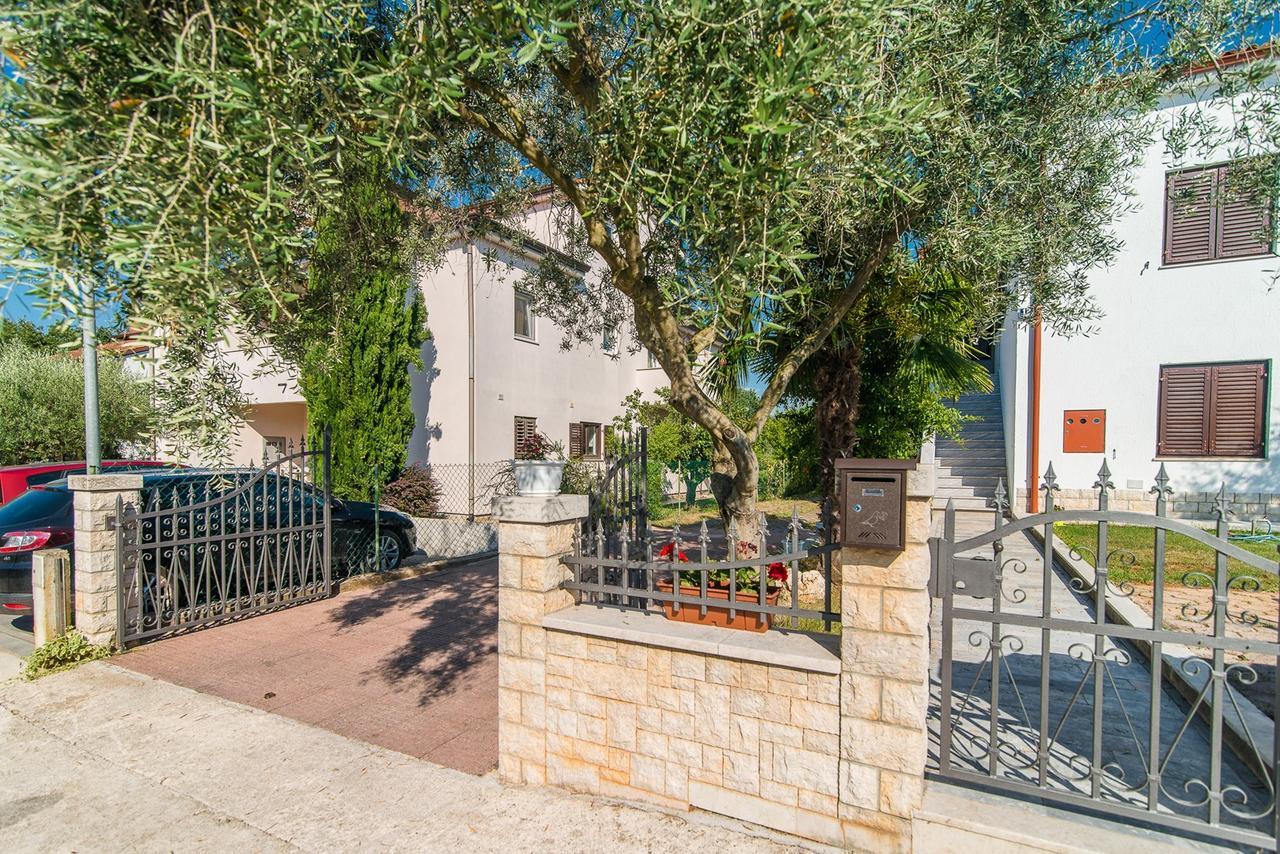 Apartments Dino Porec Exterior photo